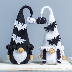 Gnomes Couple with Bats